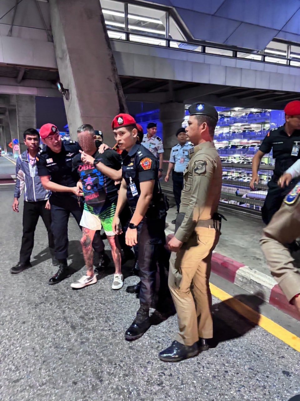 เจ้าหน้าที่รวบตัวชาวรัสเซียที่สนามบินกรุงเทพฯ หลังมีพฤติกรรมคุกคามความปลอดภัย